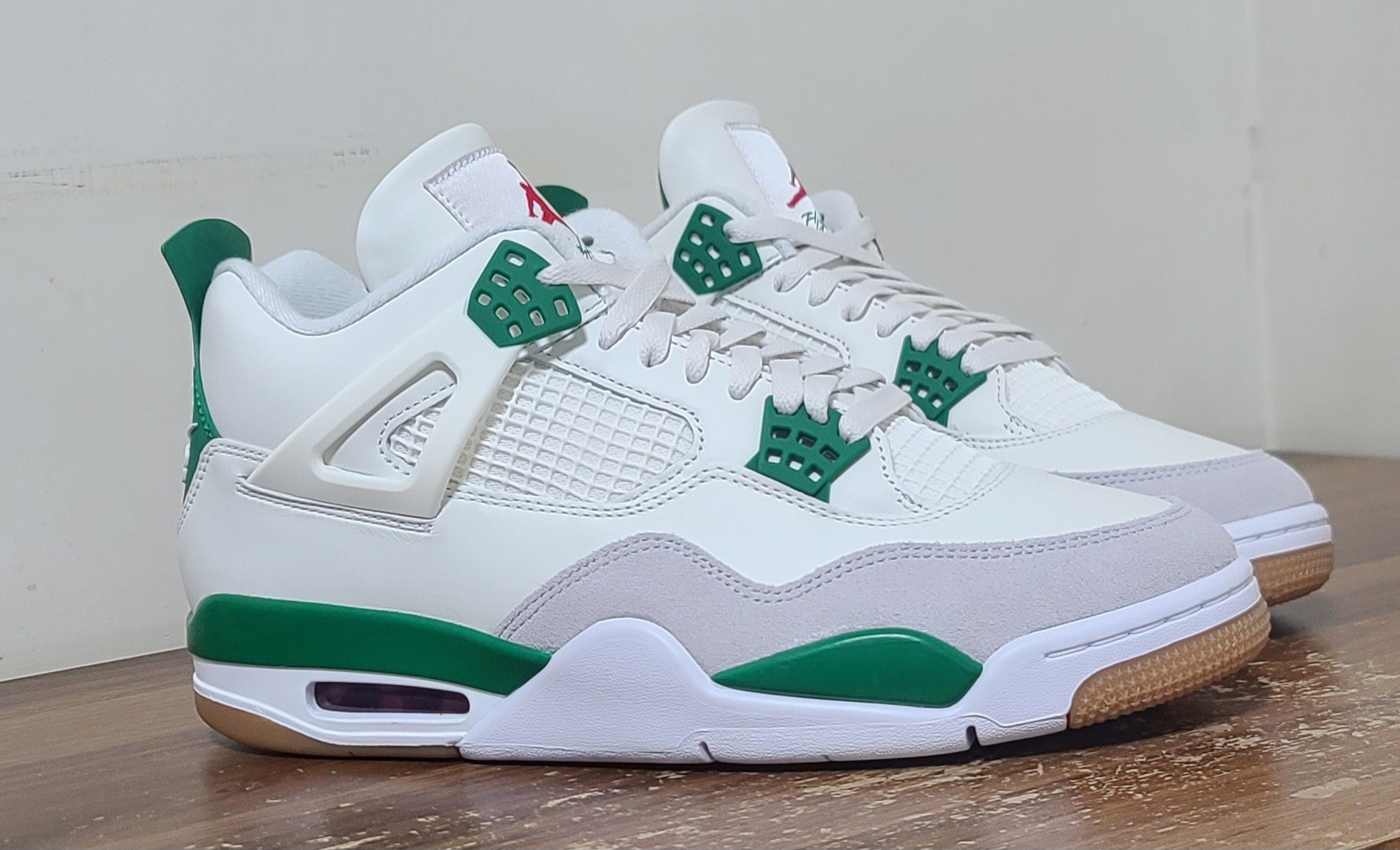 NIKE 耐吉】休閒鞋Nike SB x Air Jordan 4 Pine Green 松樹綠白綠男鞋